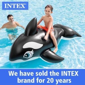 طفل يركب عوامة للسباحه