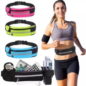 سيدة تمارس الركض وحول وسطها حقيبه