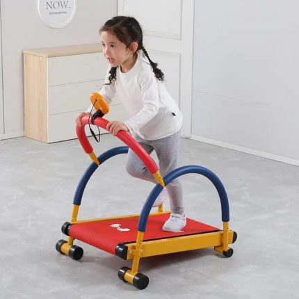 طفل يلعب على جهاز ركض للاطفال