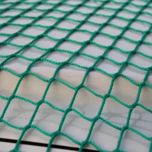 شبك واقي ملعب بالمتر لون ابيض حجم الفتحة 12*12 CM