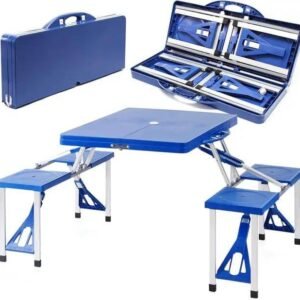 طاولة مع كراسي قابلة للطي