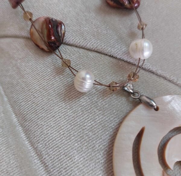 عقد مرصع باللؤلؤ الزراعي