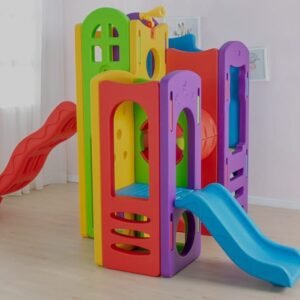 متاهة ملونة متكاملة مع زحليقات وتسلق ومساحات سرية